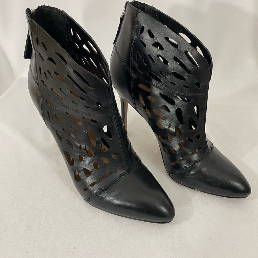 NWOT Nine West Cut Out Leather Booties